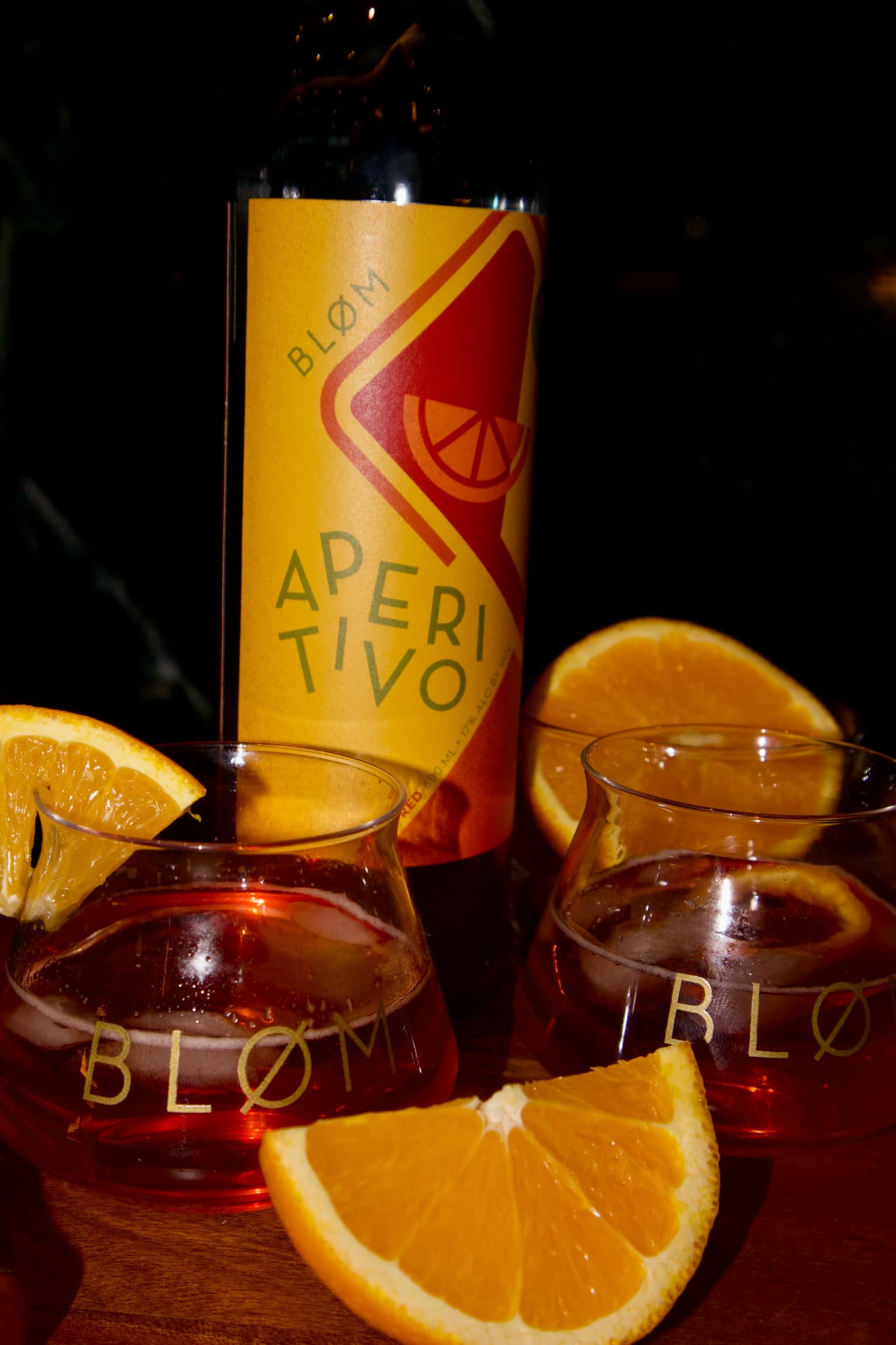Bløm Aperitivo bottle with glasses and orange slices